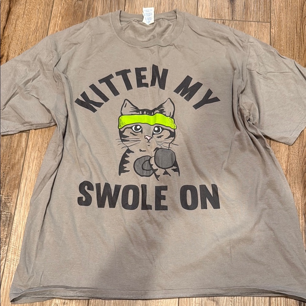 Gray Cat Graphic T-Shirt XL